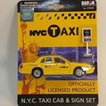 Daron NYC Ford Crown Victoria Yellow Medallion Taxi Cab 1/40 Scale Diecast Car With Sign